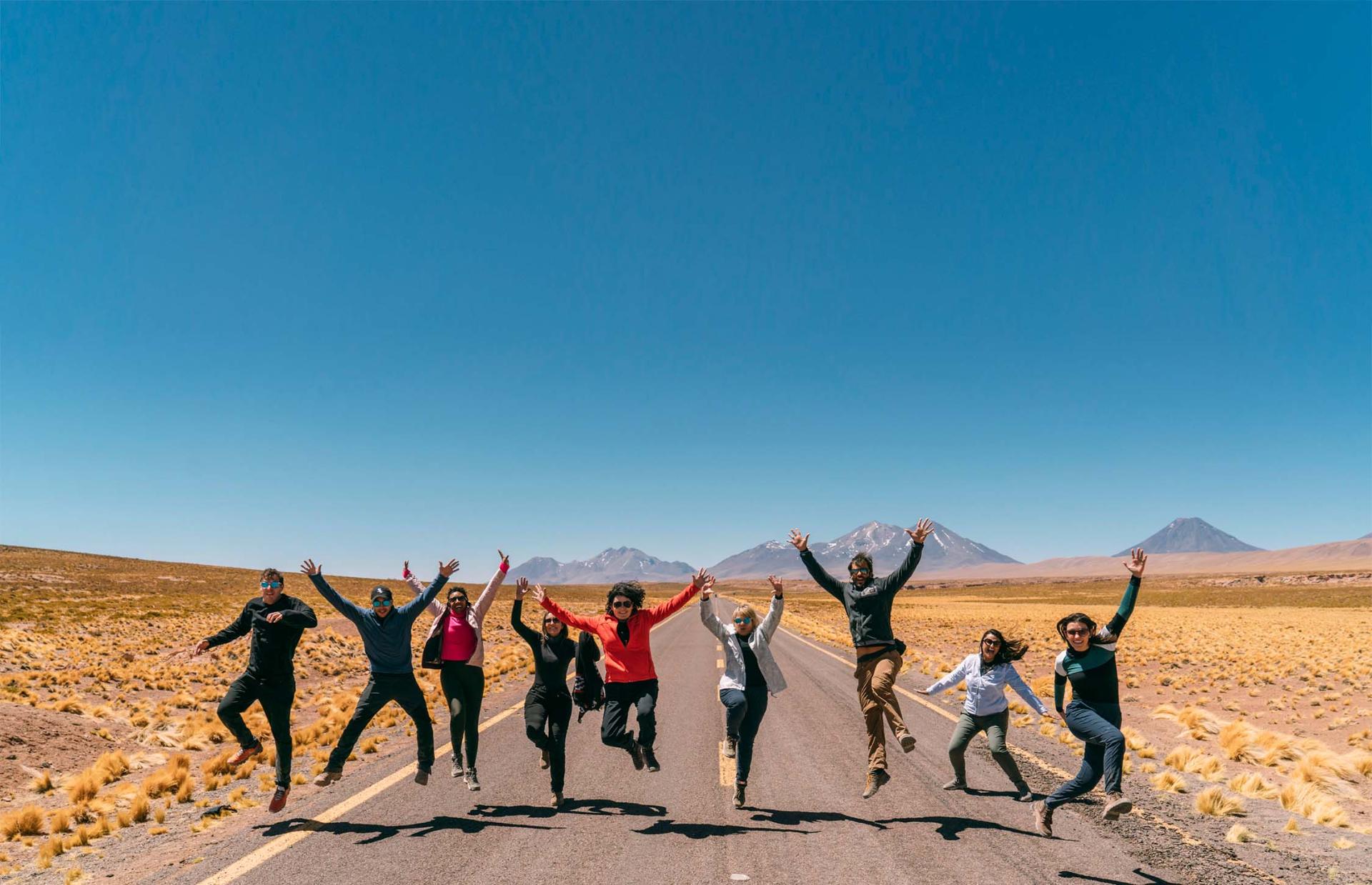 Grupo saltando na estrada do Atacama